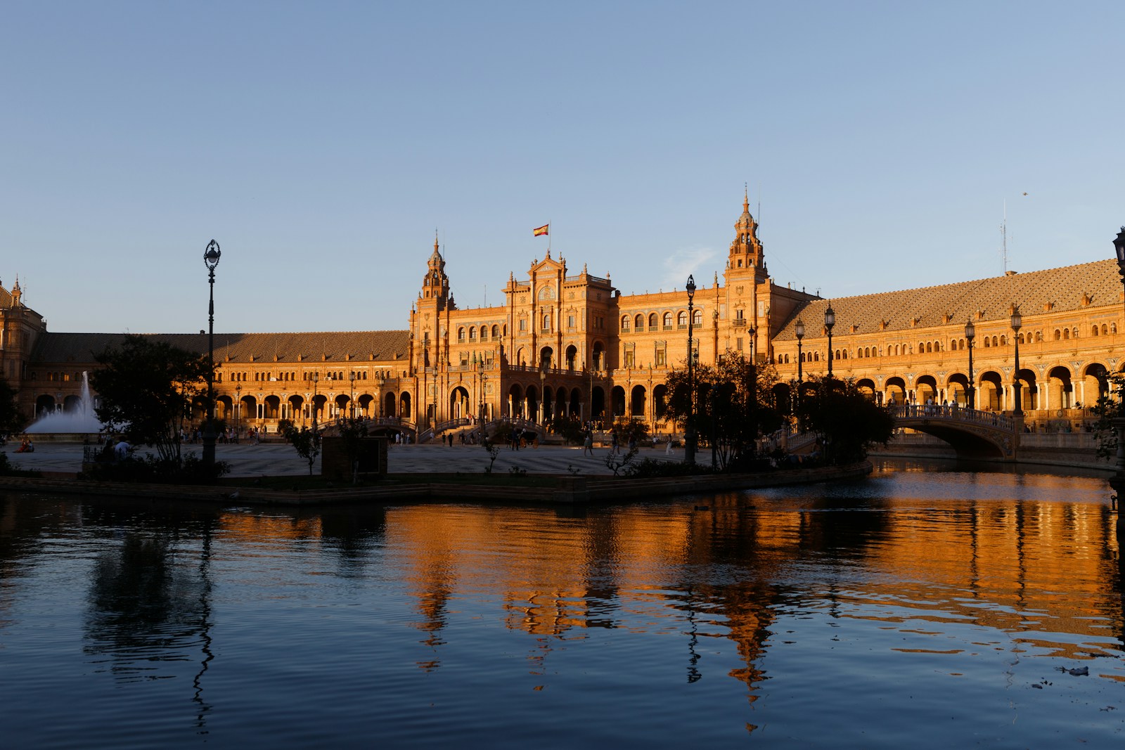 La Plaza de España, baignée par le soleil du soir à Séville